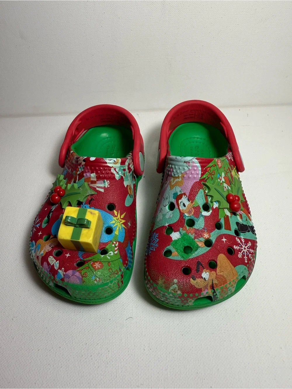 Disney Parks Christmas Crocs Kids Sz 7 Fair -- READ FLAWS